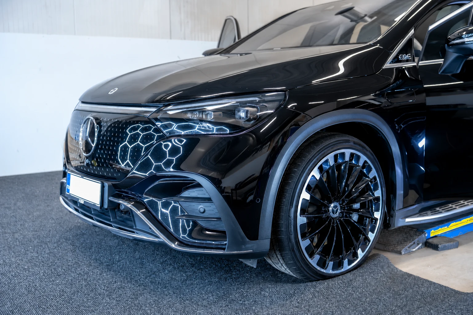 Musta Mercedes-Benz MH-Autocleanin työtilassa