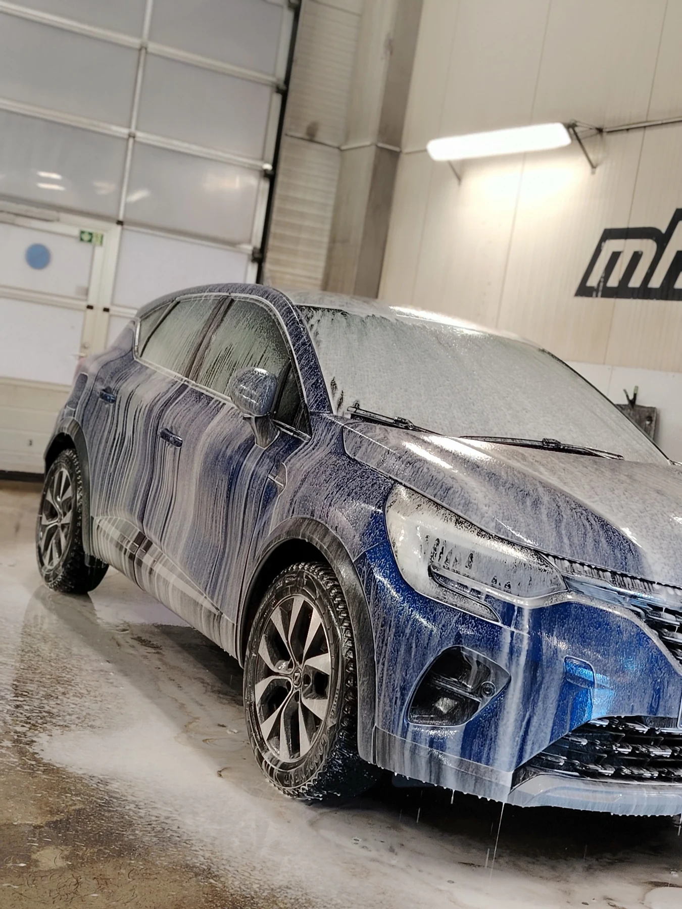 BMW – vaahtopesussa – Puhtaus alkaa huolellisesta pesusta.