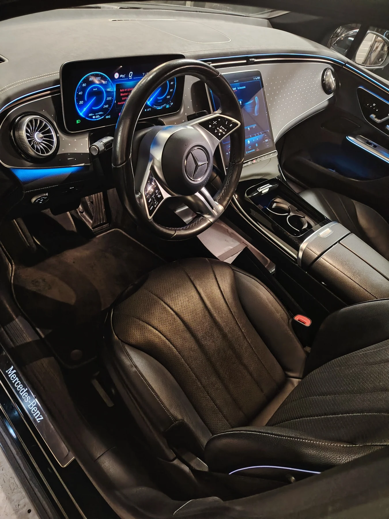 Mercedes-Benz – ohjaamo – Siisti ohjaamo. Mukavampi työpäivä.