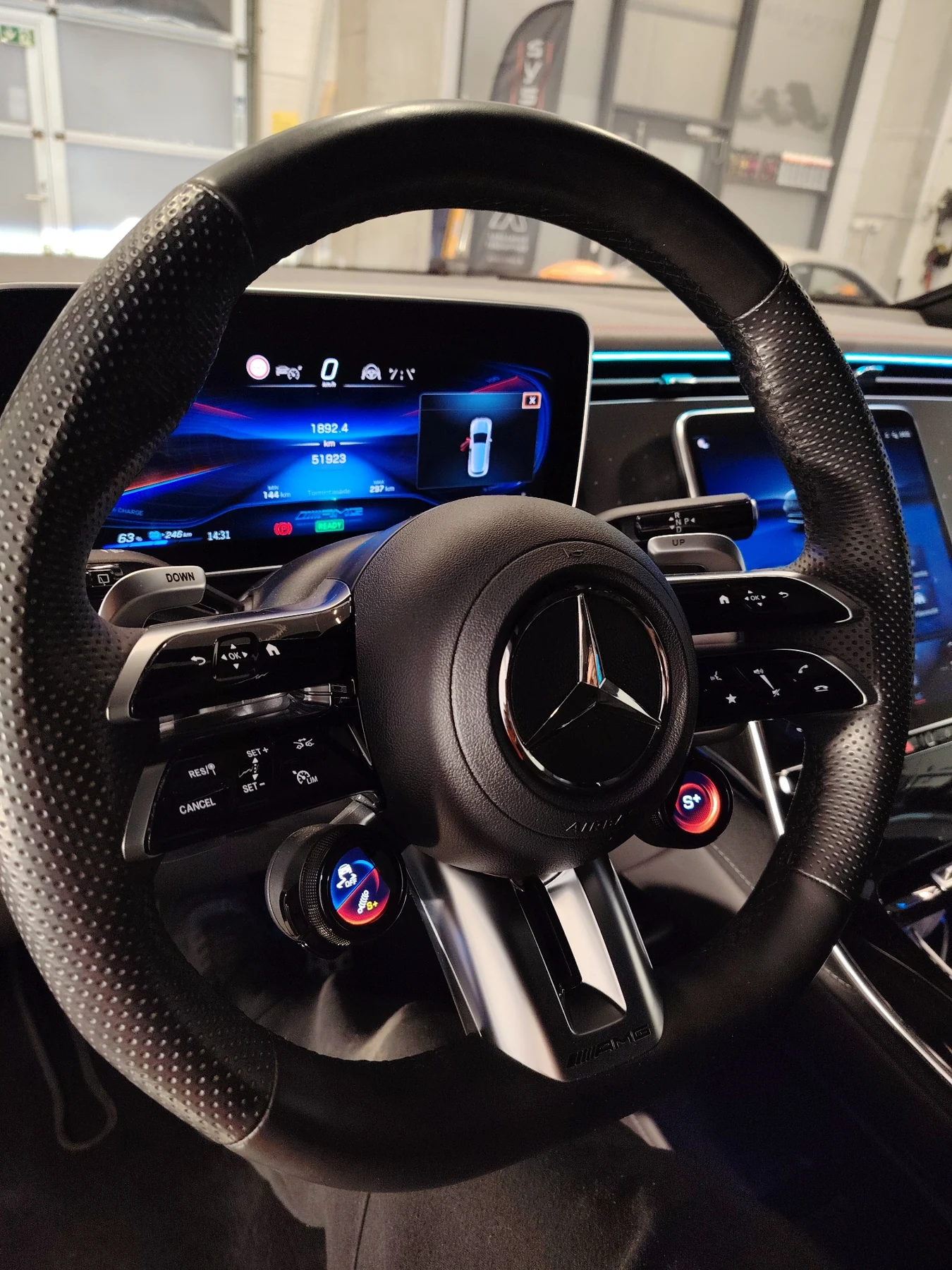 Mercedes-Benz – ohjaamon yksityiskohdat – Pinnat, joihin kosket joka päivä.