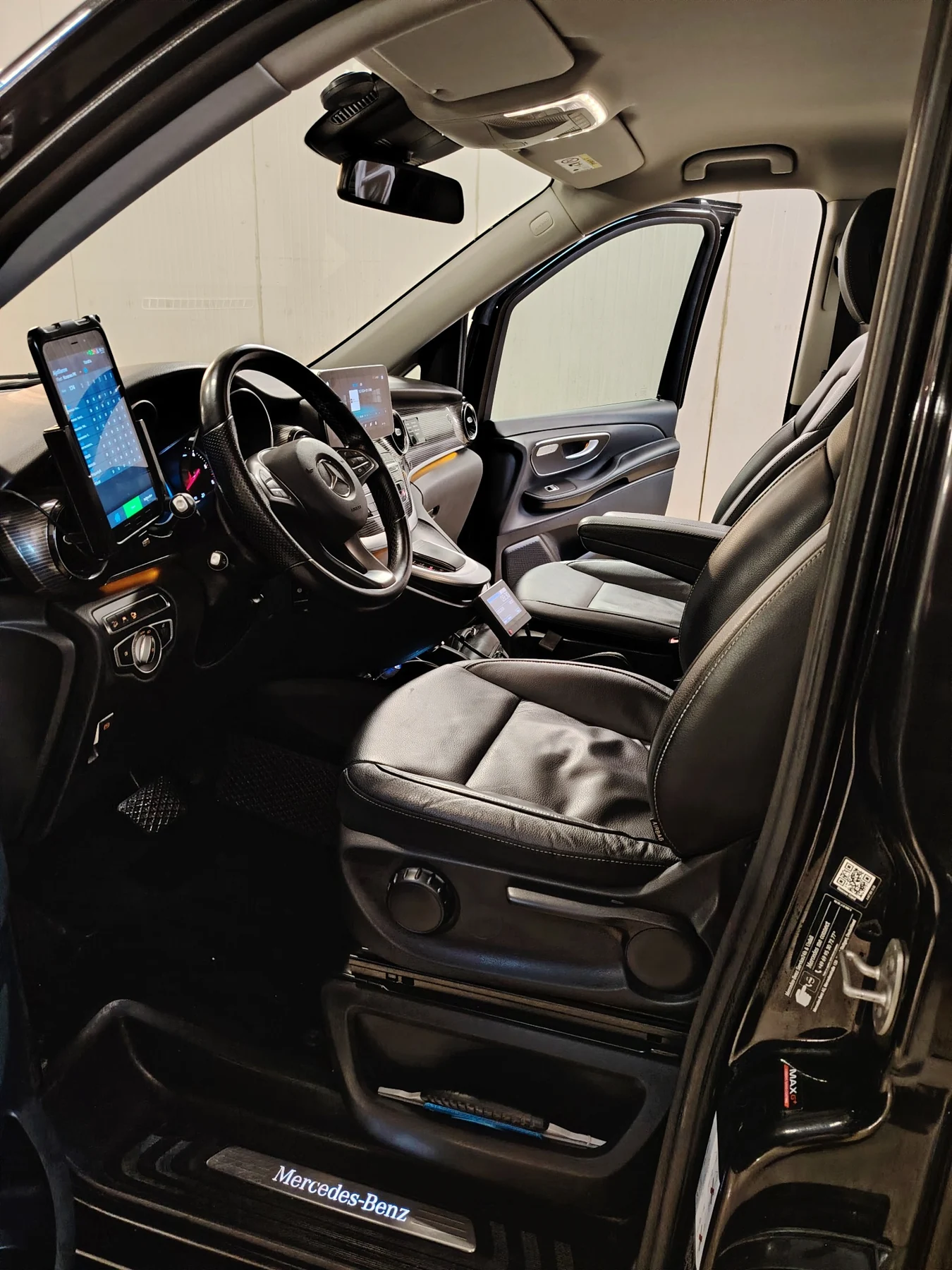 Mercedes-Benz – tila-auton ohjaamo – Edustava auto alkaa sisältä.