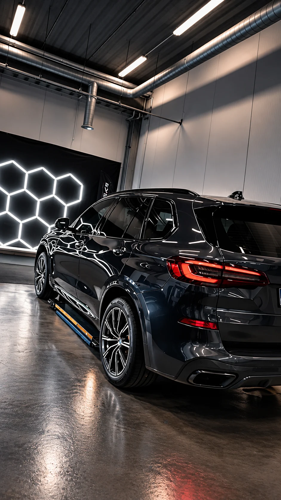 BMW – takaviistosta – Tummennetut takalasit viimeistelevät ilmeen.