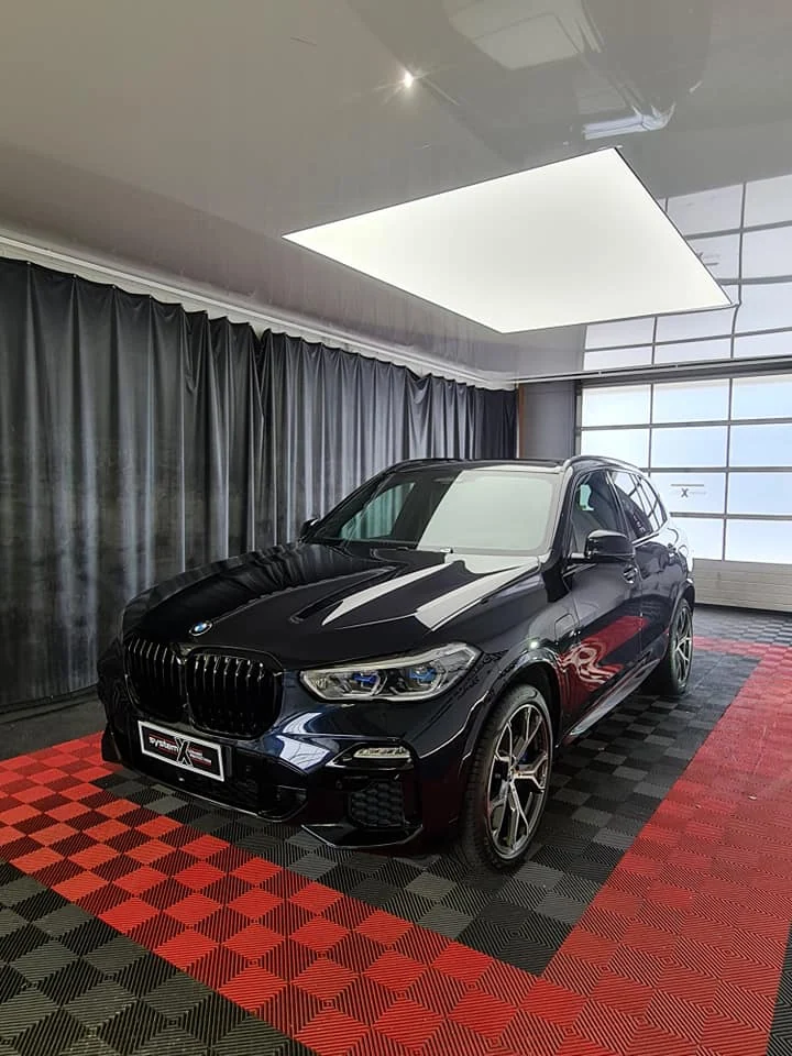 Tumma BMW MH-Autocleanin studiossa