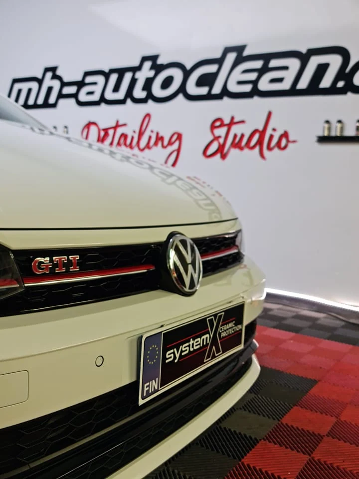 Valkoinen Volkswagen MH-Autocleanin studiossa
