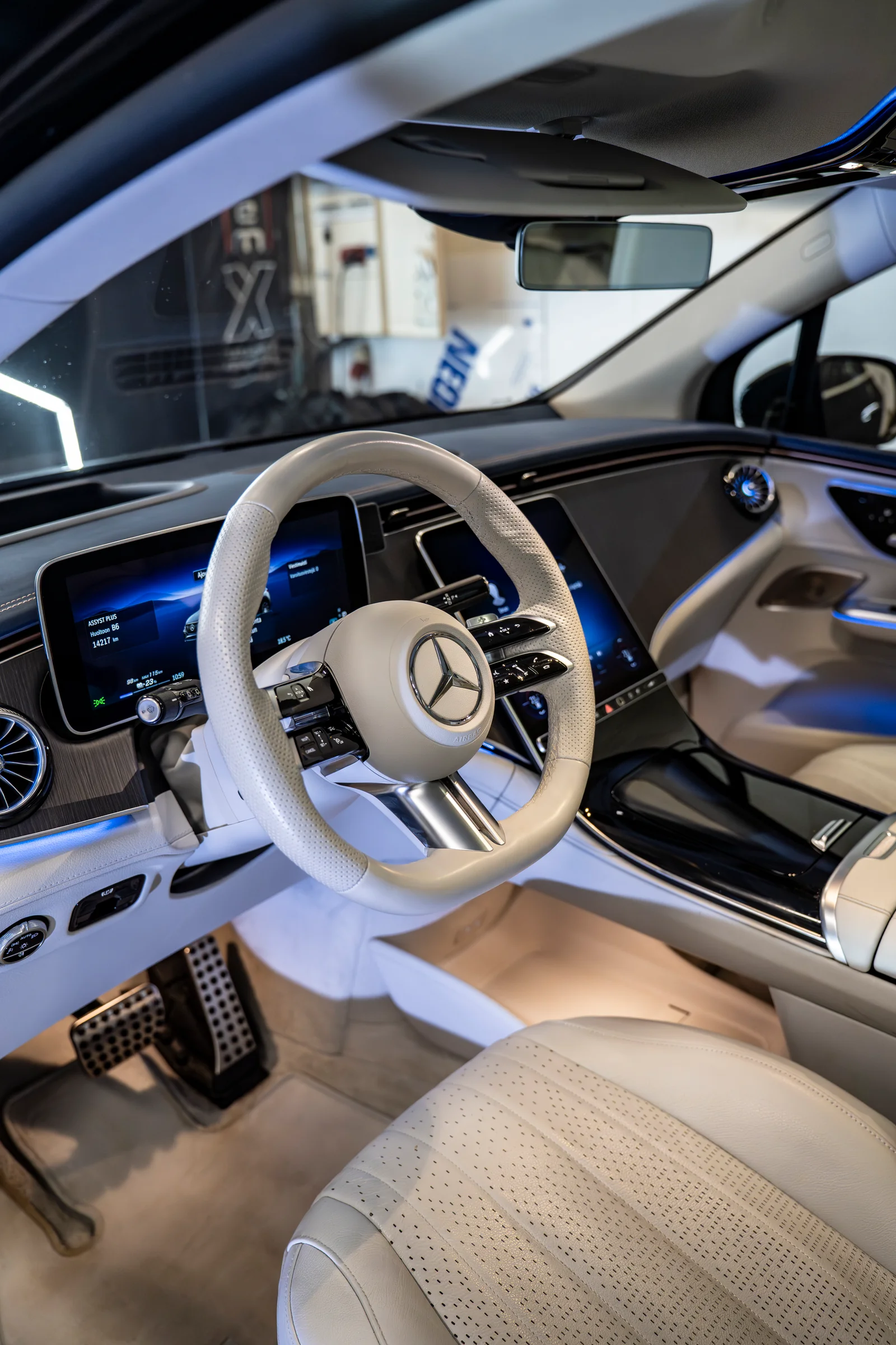 Mercedes-Benzin vaalea nahkasisustus ja ohjaamo