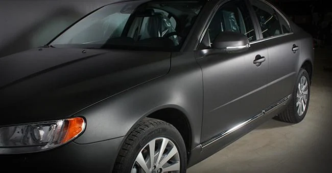 Mattapintainen auto teippauspalvelun kuvassa