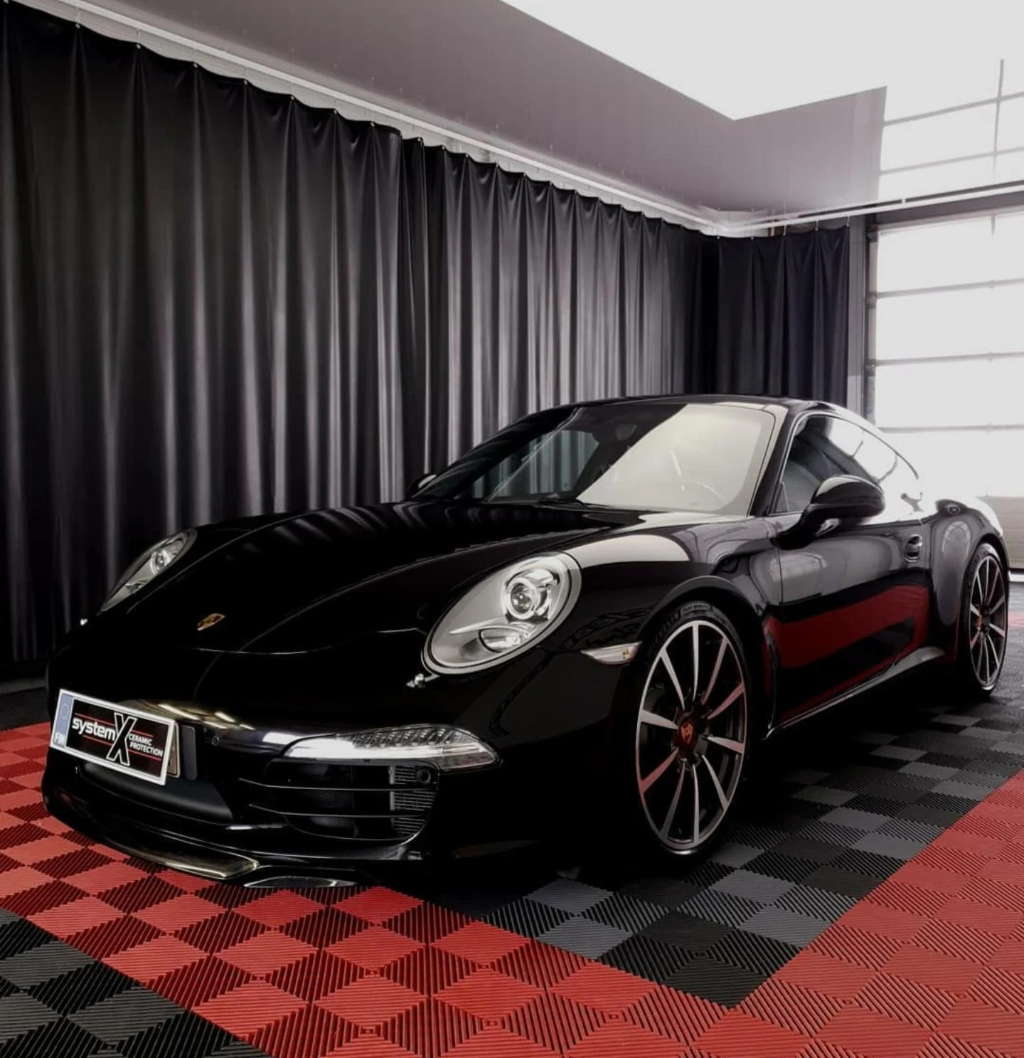 Musta Porsche MH-Autocleanin julkaisemassa autonhoitokuvassa