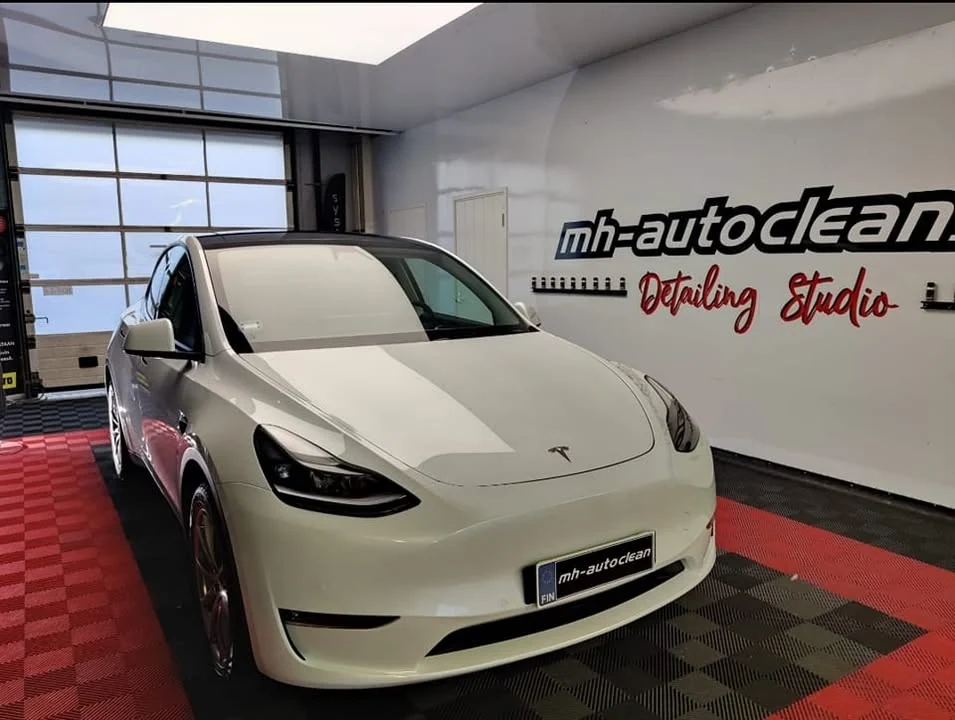 Valkoinen Tesla MH-Autocleanin studiossa