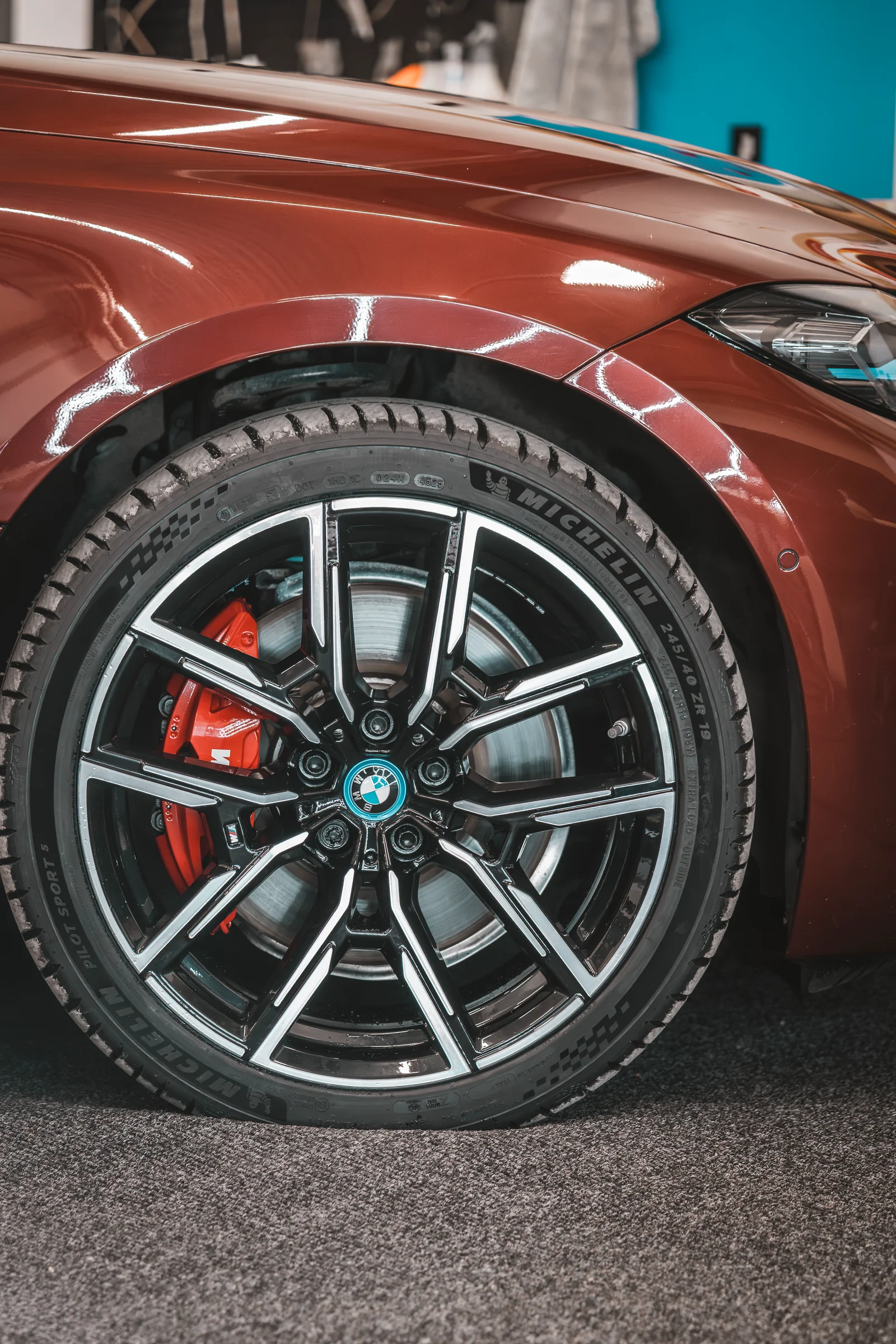 Punaisen BMW:n vanne ja rengas