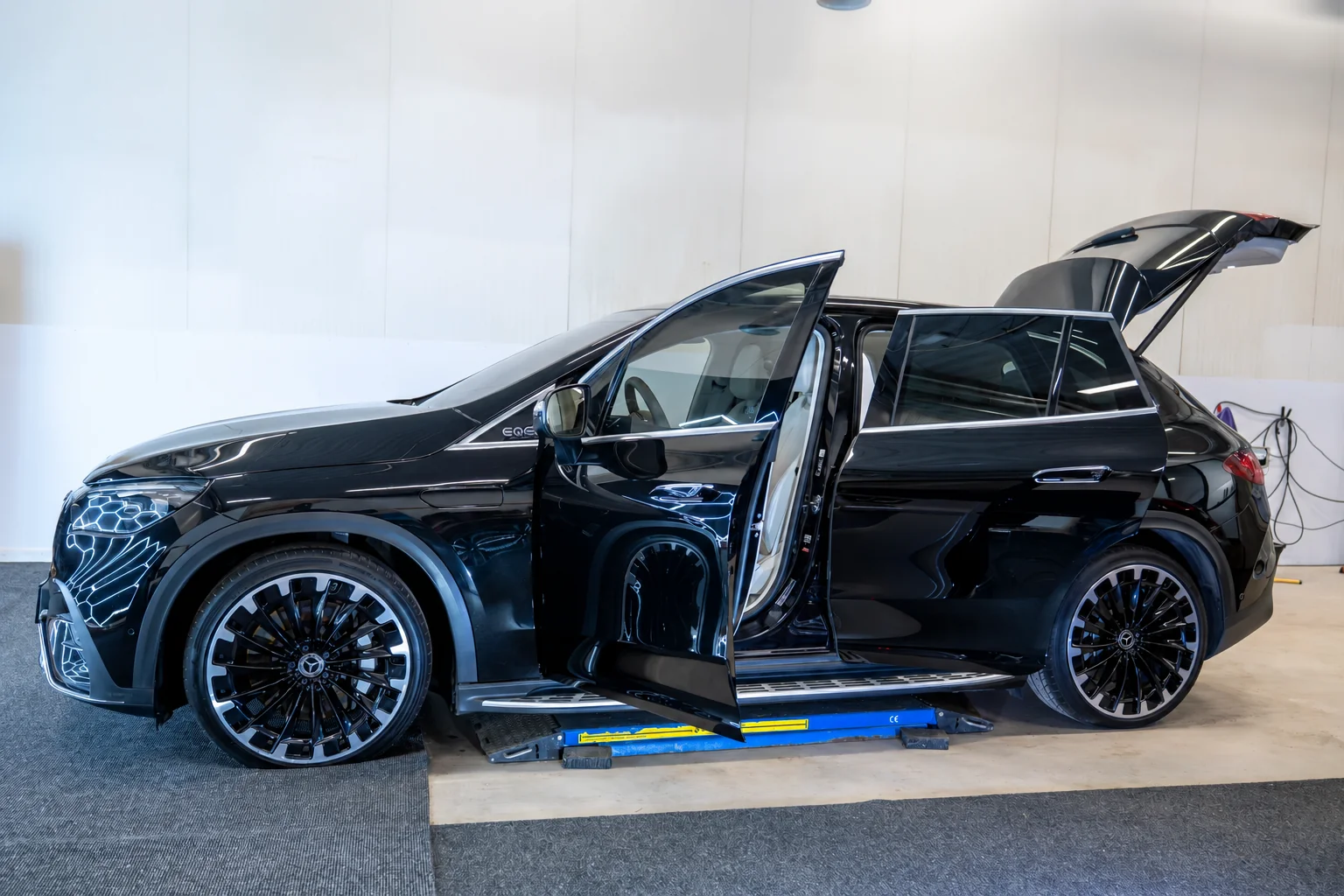 Mercedes-Benz avoimin ovin MH-Autocleanin työtilassa