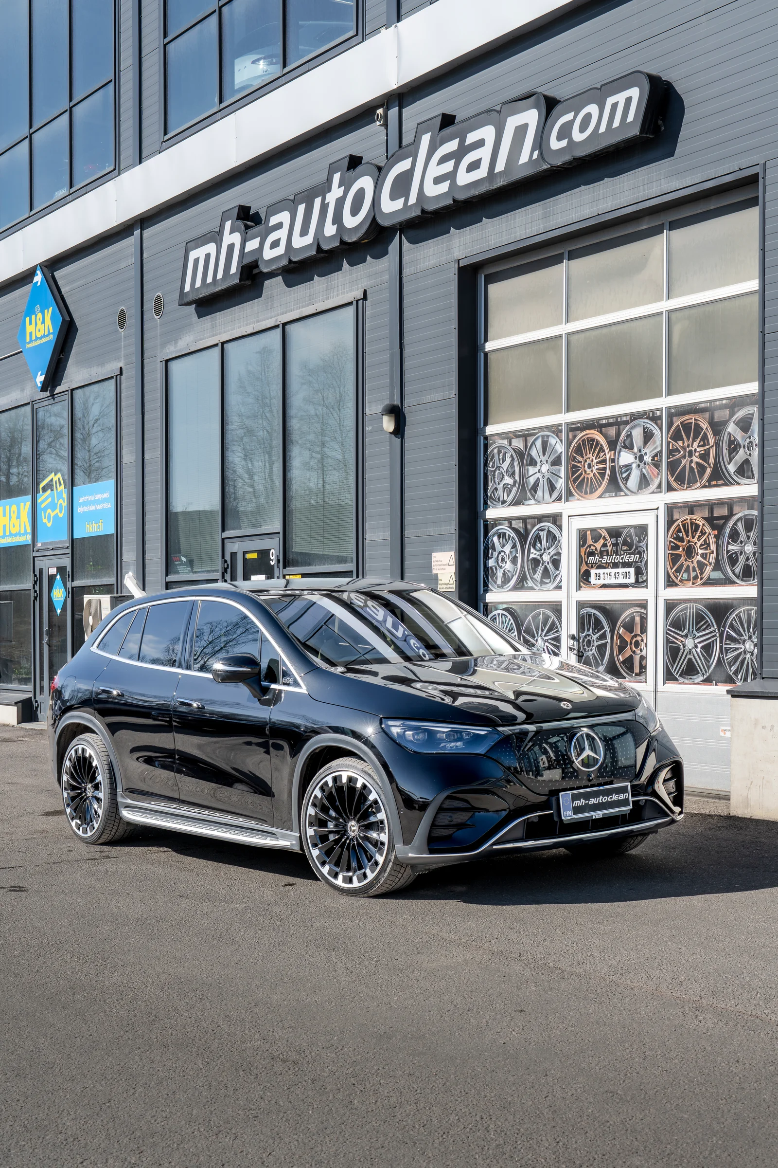 MH-Autocleanin julkisivu ja musta Mercedes-Benz Nuolitiellä